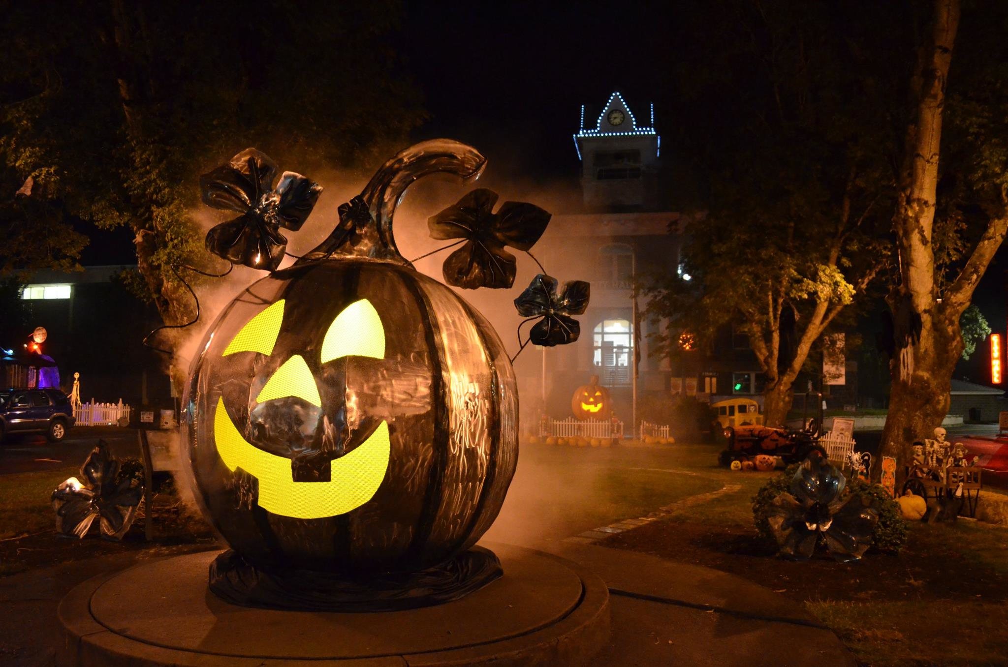 Oregon Small Town Transforms into Real Life Halloweentown Each Year
